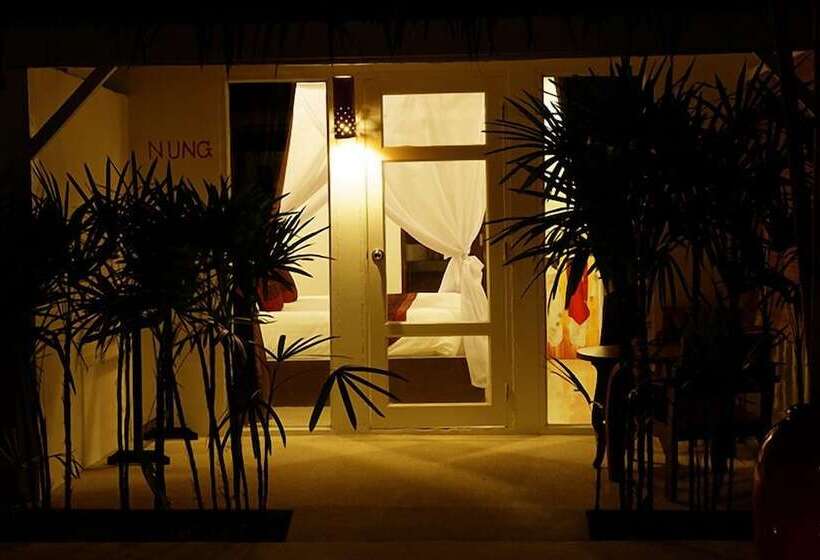 패밀리 방갈로, The White Cottage