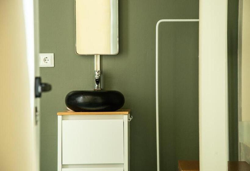 חדר אקונומי, Casa Africa