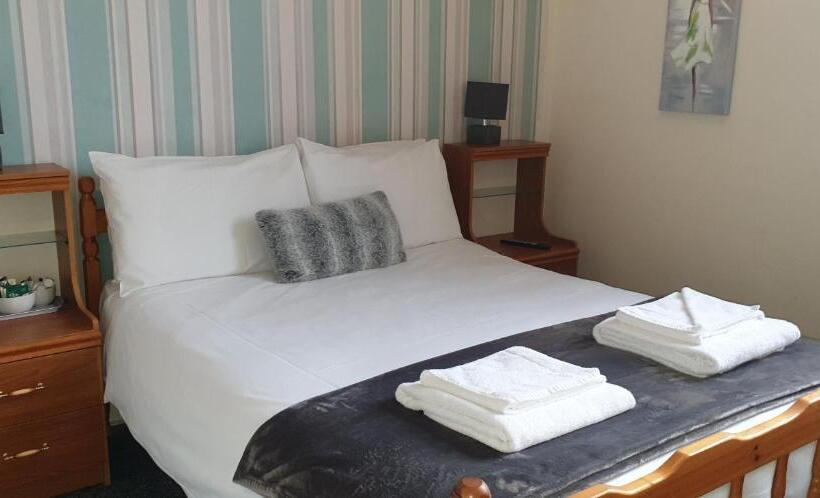 Номер Basic, The Custom House Hotel