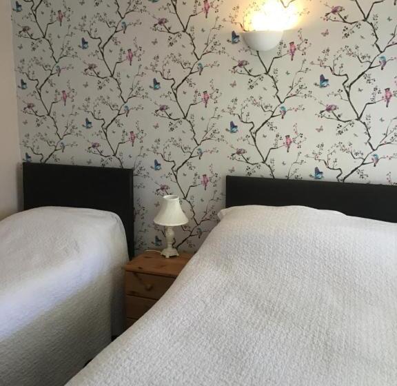 חדר משפחתי, The New Inn Motel