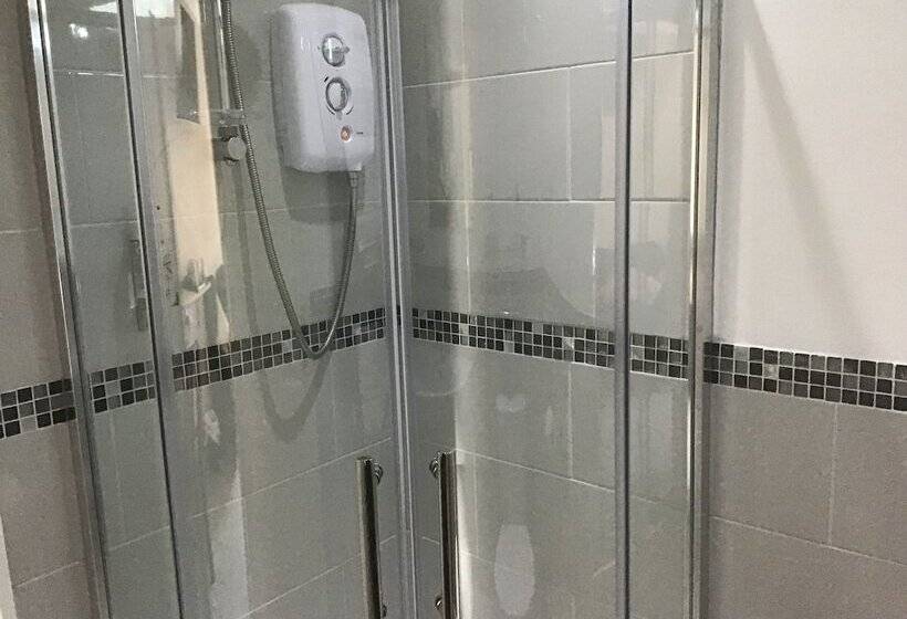 חדר משפחתי, The New Inn Motel