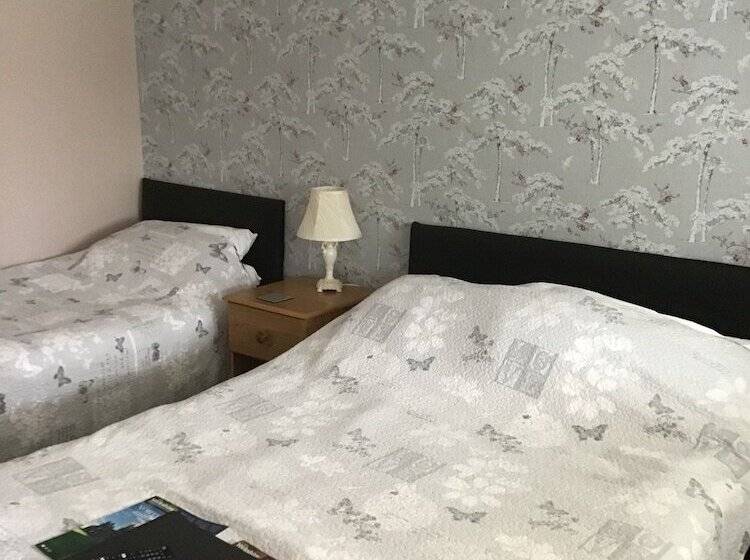 חדר משפחתי, The New Inn Motel