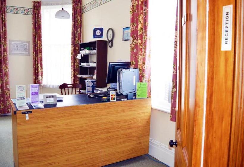 מיטה בחדר מעונות עם מקלחת משותפת, Braemar House B&b And Yha Hostel