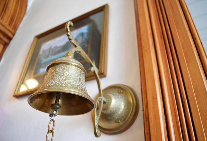 Кровать в Многоместном Номере с Общей Ванной, Braemar House B&b And Yha Hostel