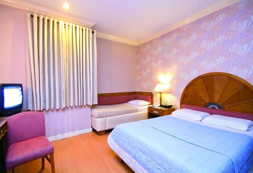 غرفة سوبيريور ثلاثية, Grand City Hotel Inc