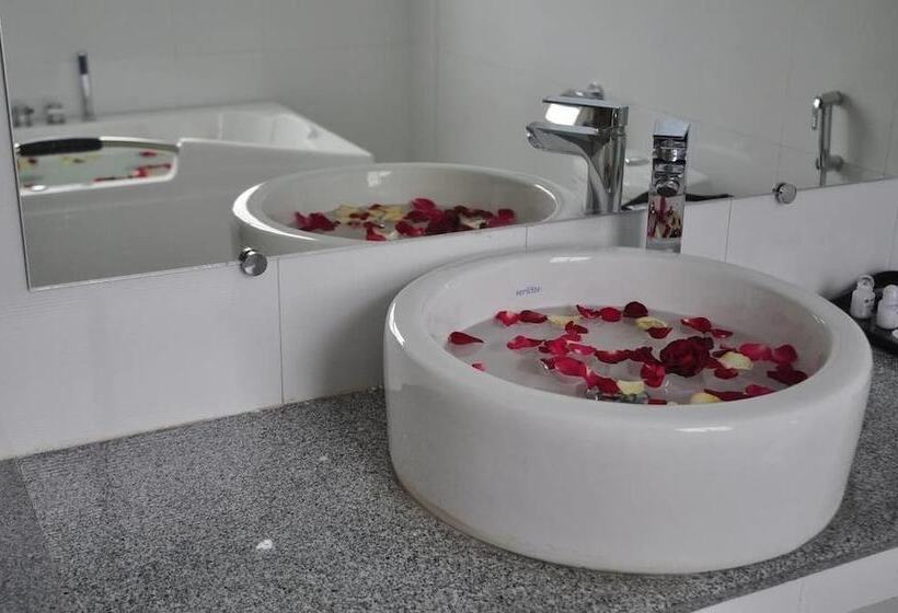 بانگلوی لوکس, Cassiopeia