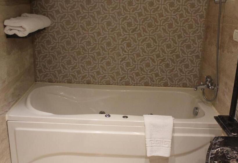 سوییت خانوادگی, Helnan Landmark