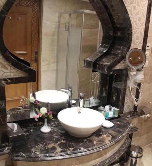 سوییت خانوادگی, Helnan Landmark