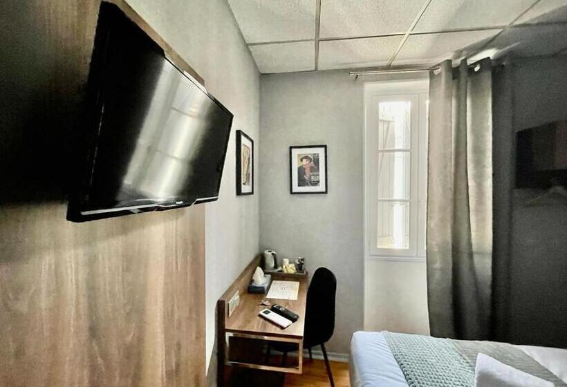 标准三人间, Le Rochegude