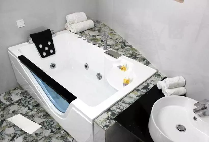 سوئیت با وان آب گرم, Novotel Lubumbashi