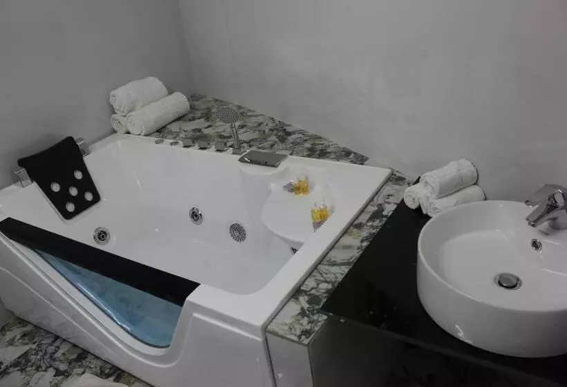 سوئیت با وان آب گرم, Novotel Lubumbashi