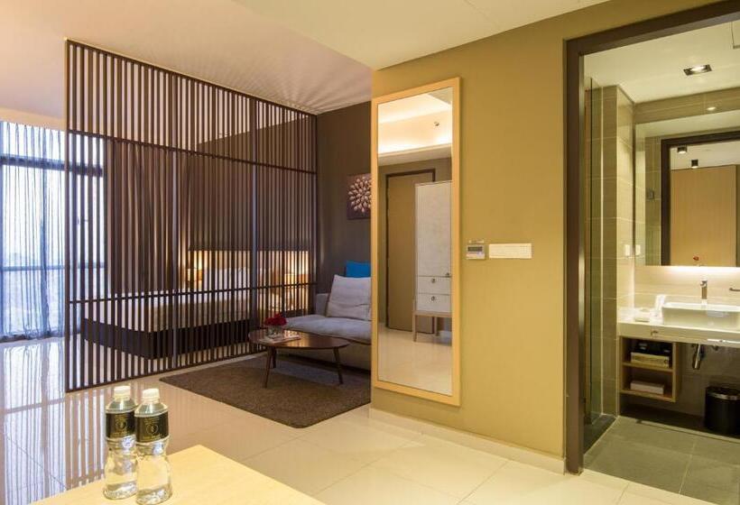اتاق اجرایی با تخت بزرگ, The Pines Melaka