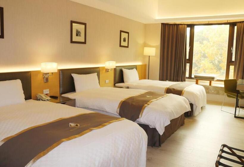 اتاق استاندارد سه نفره, Tsun Huang