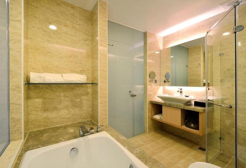 اتاق استاندارد سه نفره, Tsun Huang