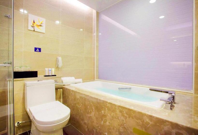 اتاق استاندارد سه نفره, Tsun Huang