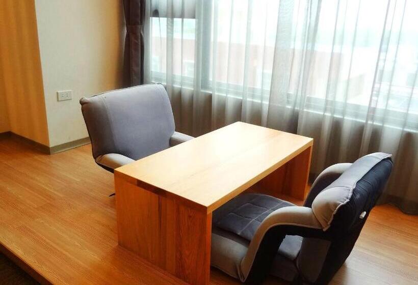 اتاق لوکس, Tsun Huang