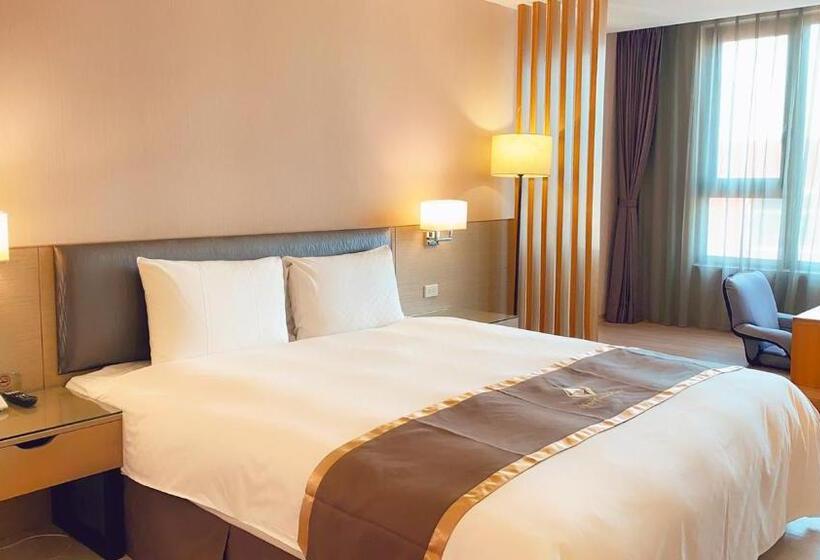 اتاق لوکس, Tsun Huang