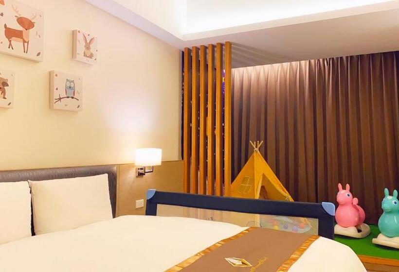 اتاق لوکس, Tsun Huang