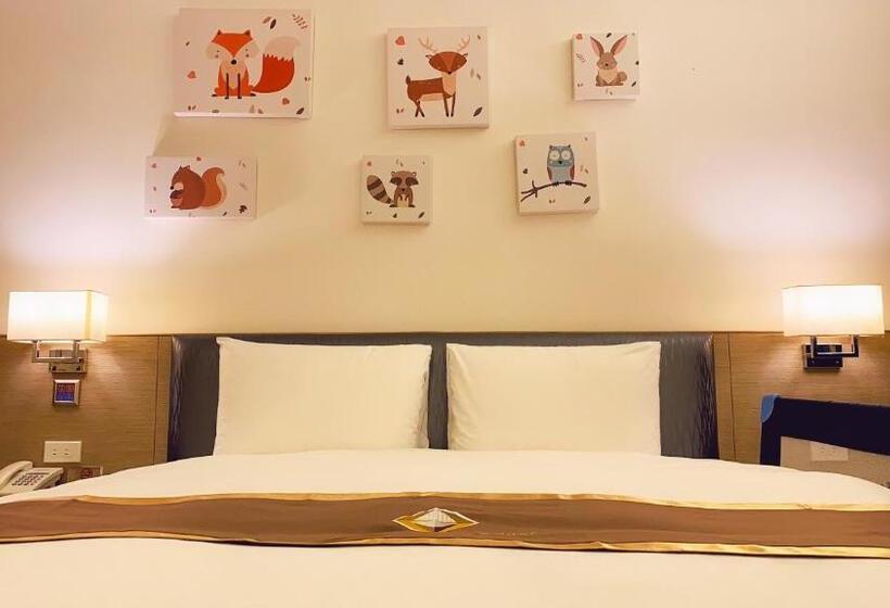 اتاق لوکس, Tsun Huang