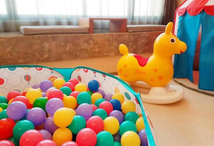 اتاق لوکس چهار تخته, Tsun Huang