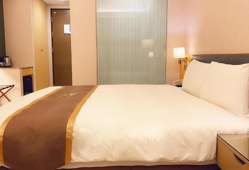 اتاق استاندارد با تخت بزرگ, Tsun Huang