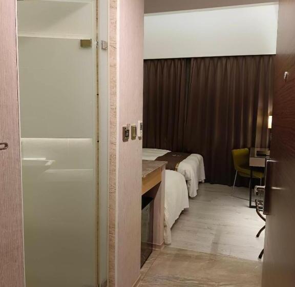 اتاق استاندارد, Tsun Huang