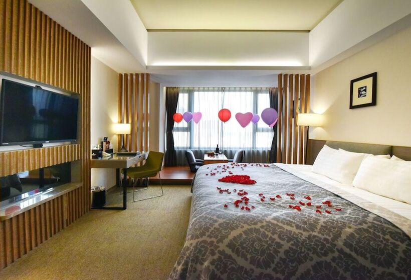 اتاق لوکس, Tsun Huang