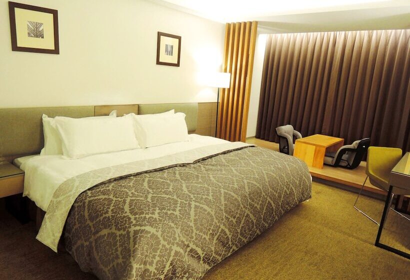 اتاق لوکس, Tsun Huang