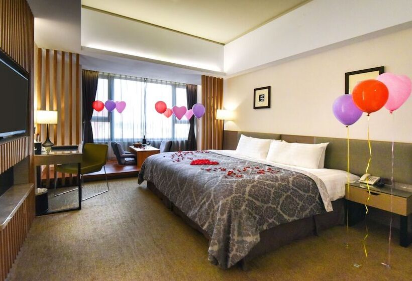 اتاق لوکس, Tsun Huang