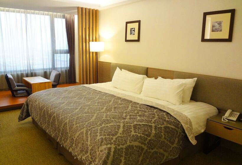 اتاق لوکس, Tsun Huang