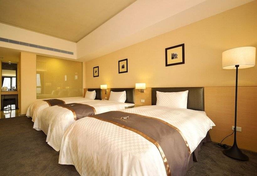 اتاق استاندارد سه نفره, Tsun Huang