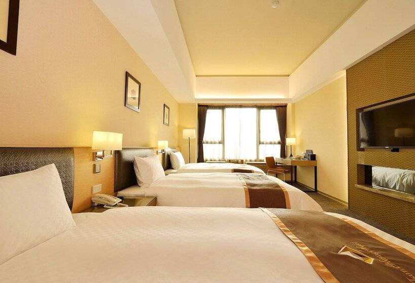 اتاق استاندارد سه نفره, Tsun Huang