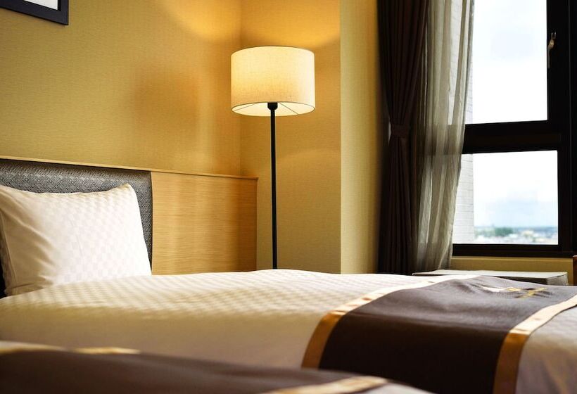 اتاق استاندارد سه نفره, Tsun Huang