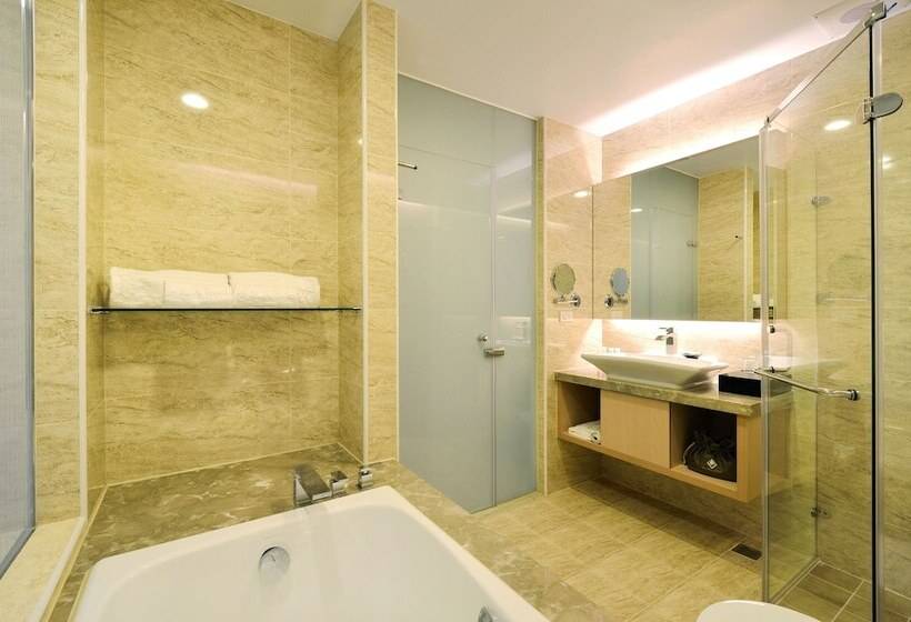 اتاق استاندارد سه نفره, Tsun Huang