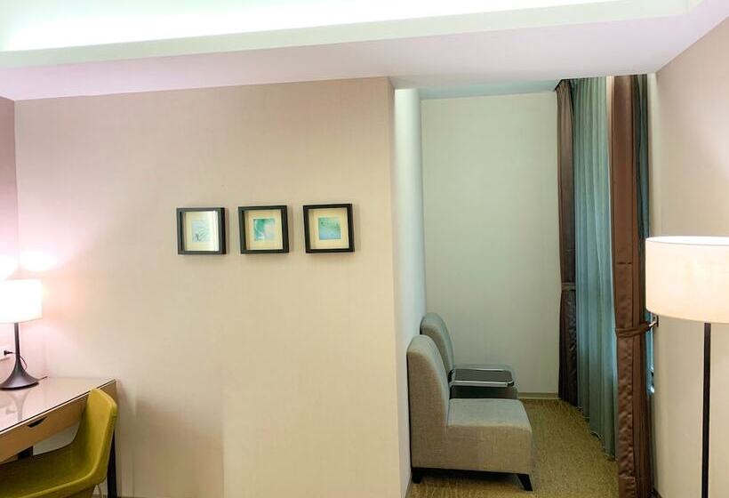 اتاق خانوادگی, Tsun Huang