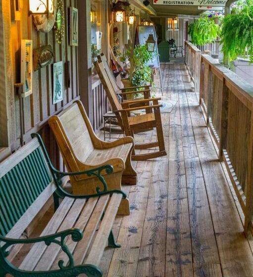 اتاق خانوادگی, Budget Friendly Queen Studio With Full Kitchen, Two Queen Beds And Sleeper Sofa By Redawning