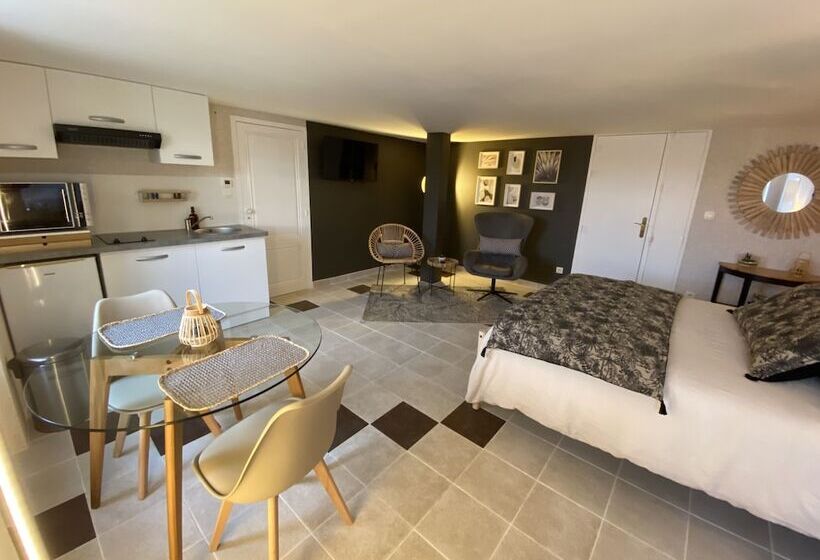 デラックススタジオ, Château Papounan