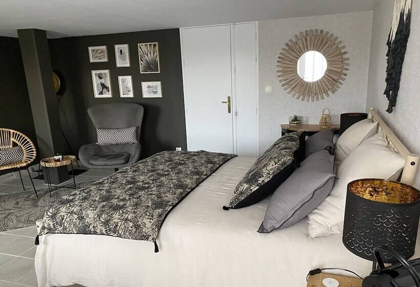 デラックススタジオ, Château Papounan