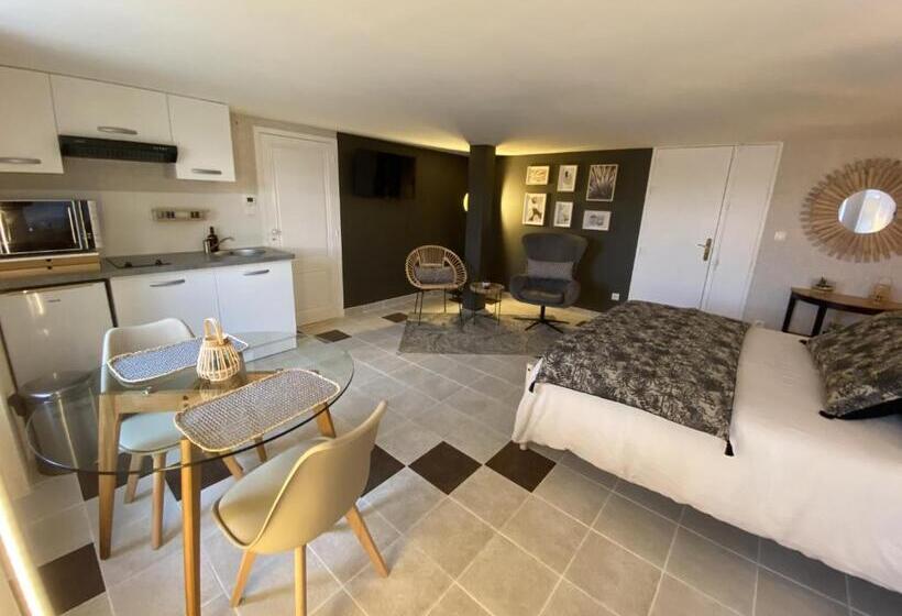 디럭스 스튜디오, Château Papounan