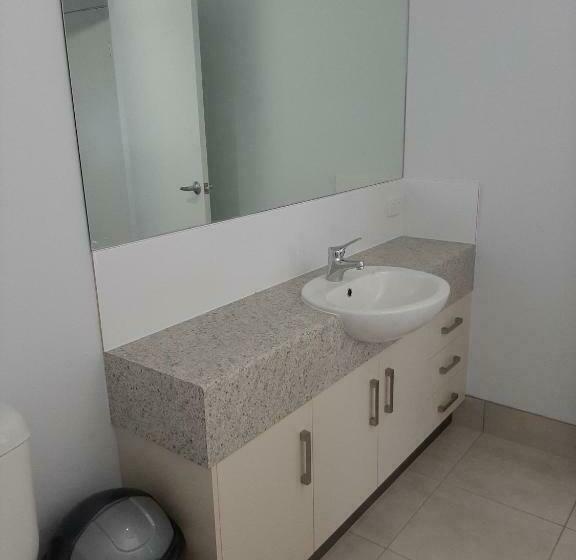 غرفة قياسية, Room In Guest Room   Cozy Room With Separate Entrance And Ensuit Bathroom