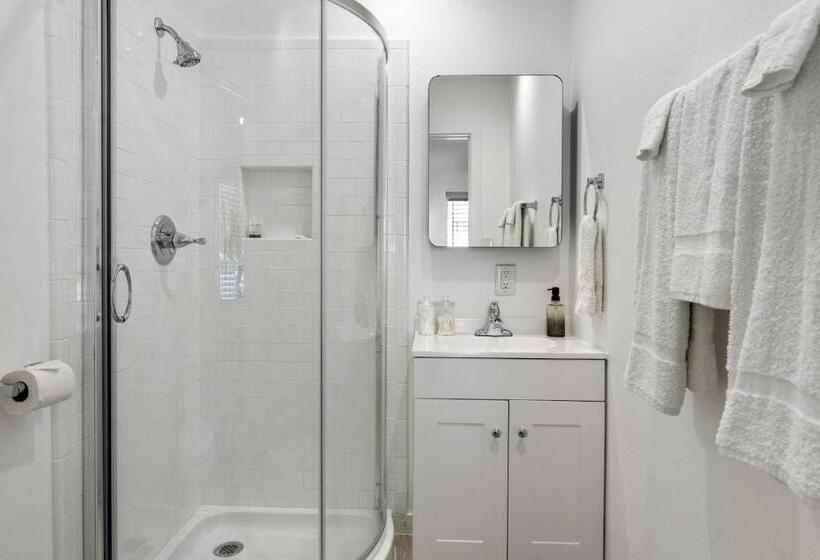 标准单人间, Extended Stay Gun Barrel City