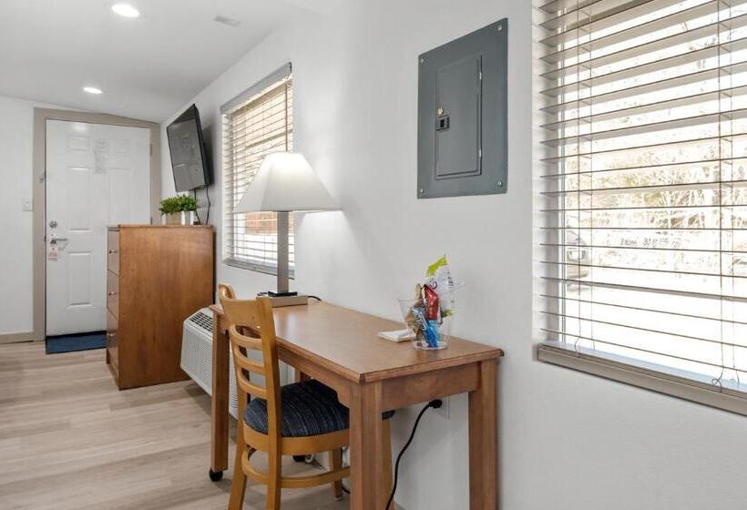 标准单人间, Extended Stay Gun Barrel City