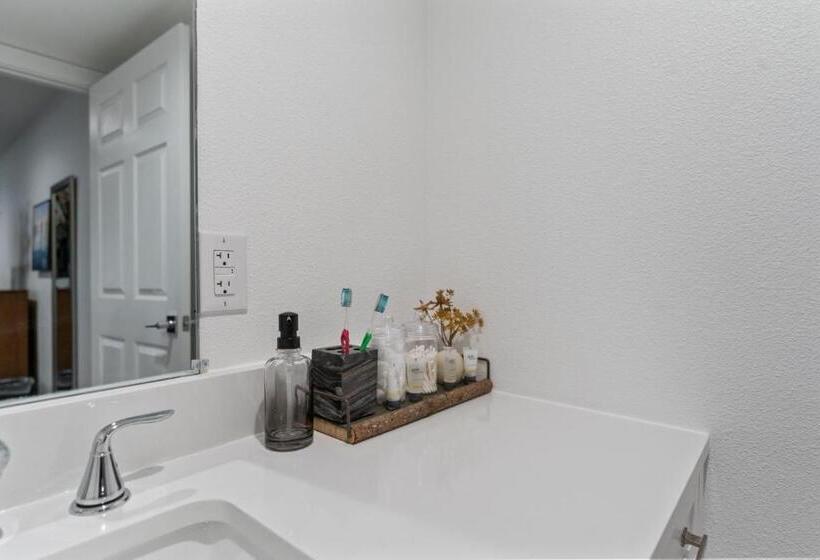 Номер Стандарт, Extended Stay Gun Barrel City