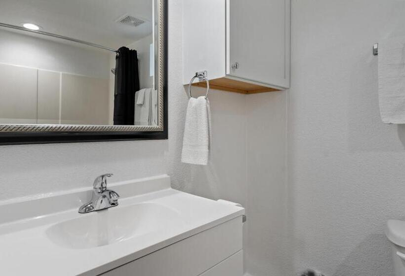 标准间, Extended Stay Gun Barrel City