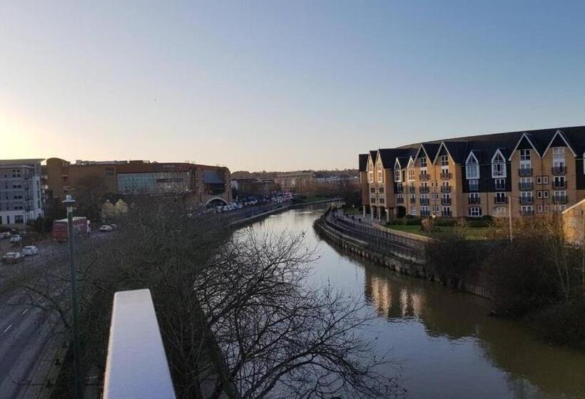 דירת שני חדרים, Maidstone Heights By Kasar Stays