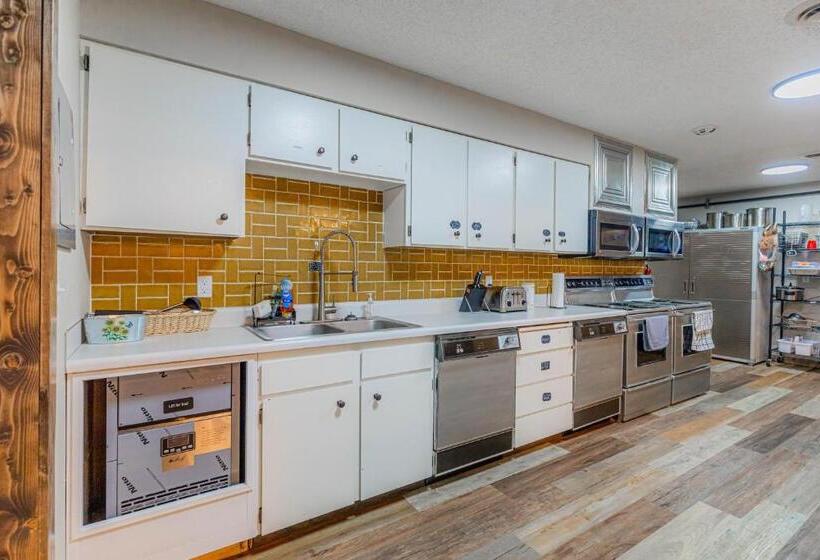 四人标准间, Pintler S Portal Hostel