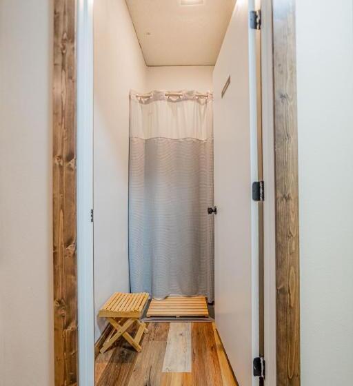 四人标准间, Pintler S Portal Hostel