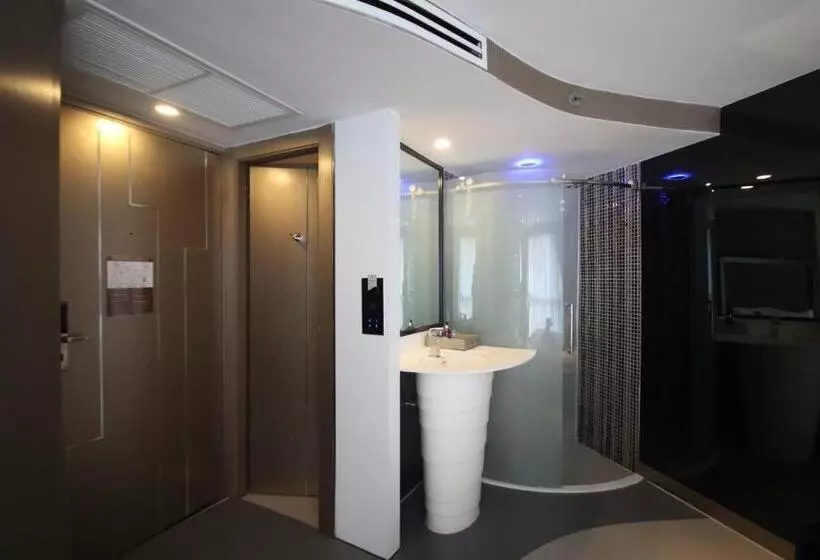 キングサイズベッドのスーペリアルーム, Azure Hotel Pattaya