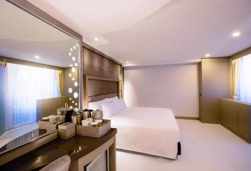 プールの見えるデラックスルーム, Azure Hotel Pattaya