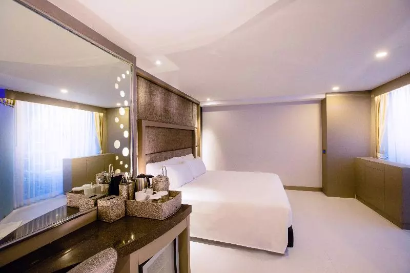 プールの見えるデラックスルーム, Azure Hotel Pattaya